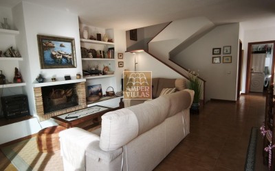 Amplio bungalow con piscina y pista de tenis comunitarios al lado del club de Golf.